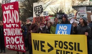 Manifestation contre les projets d'oléoducs relancés par Trump