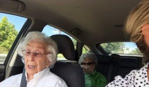 Deux vielles insultent la nana qui les conduit en voiture lol