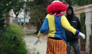 Il tombe sur la mauvaise personne en essayant de faire une blague avec sa tenue de clown terrifiant