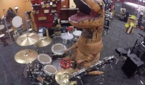 Un tyrannosaure T-Rex joue de la Batterie dans un magasin de musique - Halloween