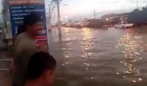 Il fait du jet-ski sur les routes inondées en Thaïlande !