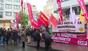Rassemblement en soutien au journal d'opposition turc Cumhuriyet