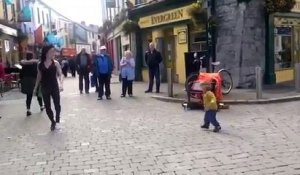 Une fillette adorable imite une danseuse de rue et c'est trop mignon