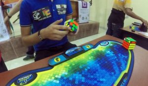 Nouveau record du monde de Rubik's Cube en 4,74 secondes.