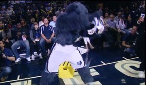 Cette mascotte s'enflamme sur une danse bien chaude