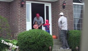 Il va à la cueillette d'Halloween avec son "fils" chez les voisins, mais son comportement les laisse perplexes
