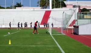 Football : découvrez le Pau FC à l'entraînement dans le stade de Nouméa