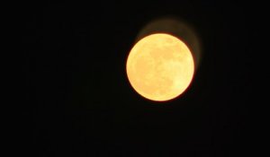 La "super Lune" brille en Asie