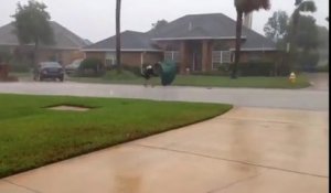 Un skater propulsé par le vent en pleine tempete