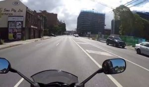 Un motard se prend une voiture en pleine face