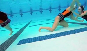 Mannequin challenge incroyable d'une équipe water polo. En apnée sous l'eau et sans bouger!