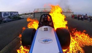 Burnout d'une voiture de course avec de l'essence enflammée !