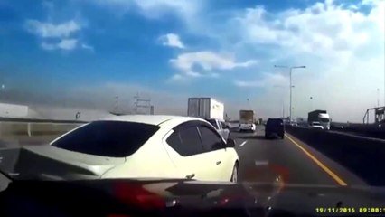 Un Automobiliste Fait Une Queue De Poisson Et Provoque Un Accident Spectaculaire Sur Orange Videos