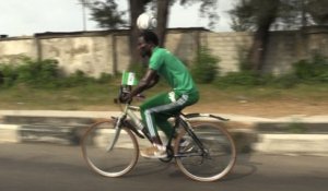 Nigeria : un footballeur fait 103km à vélo un ballon sur la tête