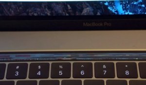 Affichez et jouez à un jeu vidéo sur la Touch Bar du clavier des Macbook Pro 2016