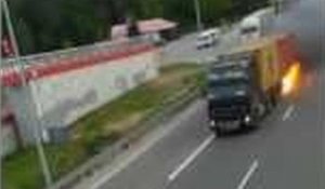 La remorque d'un camion en feu roule sur l'autoroute !