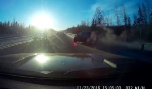 Il perd le controle de sa voiture sur une autoroute verglacée en Alaska