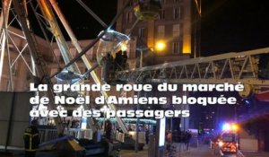 La grande roue du marché de Noël d'Amiens bloquée avec des passagers