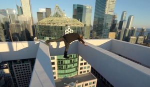 Oleg Cricket au sommet d'un immeuble à Toronto