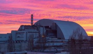 Mise en place du sarcophage géant sur la centrale nucléaire de Tchernobyl