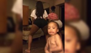 Un enfant trolle sa tante qui danse