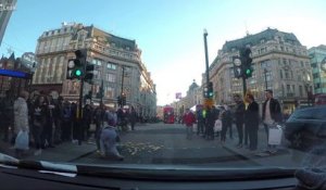 Un piéton maladroit provoque le chaos quand il chute tout en portant une caisse de pommes de terre.