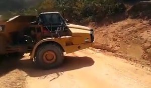 Regardez la technique de ce chauffeur d'engin pour grimper la colline...