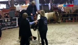 Marine Le Pen s’éclate au salon du cheval