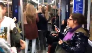 Cet artiste de rue débute une célèbre chanson dans le métro. La réaction inattendue d'un groupe de filles... Surprenante