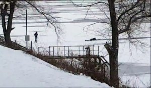 Un homme courageux sauve 3 chiens en train de se noyer dans un lac gelé