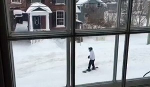 Il se fait tracter en snowboard dans les rues au Canada derrière un 4x4