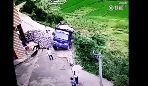 Il a eu très chaud dans son camion... Reflexe de survie!