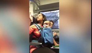 Des passagers en colère tentent de virer une maman et son bébé de la première classe d'un train