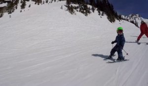 Ce gamin de 2 ans fait dejà du ski hors-piste. Kasper Treadway