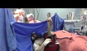 Il joue de la guitare lors de son operation