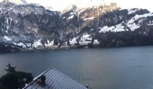 Vue de ouf sur un lac en Suisse d'une chambre d'hotel