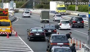 Insertion du premier ministre Japonais sur l'autoroute à la main !