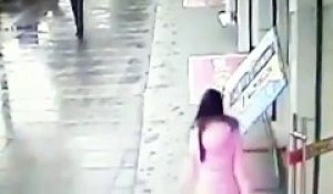 Un homme attaque une femme pour lui voler son sac et va se prendre une grosse raclée !!