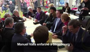 49.3 : Manuel Valls enfariné à Strasbourg