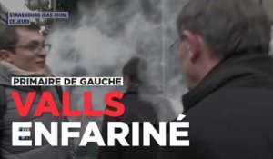 À Strasbourg, Manuel Valls se reçoit un sac de farine à la figure