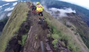 Vidéo, l’inédite descente en VTT de Sam Reynolds d’une crête volcanique en Indonésie