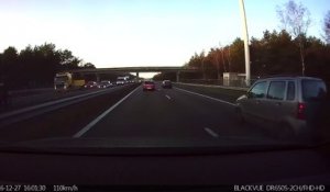 Votre voiture Tesla vous alerte d'un accident sur l'autoroute avant qu'il se produise !