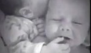 Deux bébés sont couchés côte à côte, mais ce que fait la petite fille pour calmer son frère jumeau qui pleure vous fera f