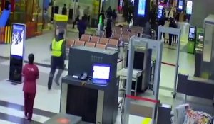 Un homme drogué pénètre avec sa voiture dans un aéroport