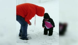 Ce bébé découvre la neige pour la première fois