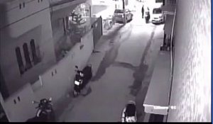 Deux hommes en scooters agressent une femme à Bangalore - Révoltant