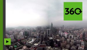 A une hauteur vertigineuse, des « roofers » russes gravissent un gratte-ciel en Chine