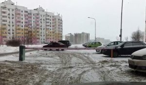 Il fait tellement froid en russie que même les barrières tremblent