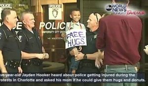 L’entrée de ce petit garçon dans le commissariat émerveille tous les policiers qui comprennent bien son message