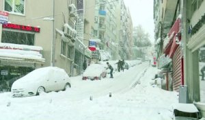 Istanbul paralysé par une tempête de neige